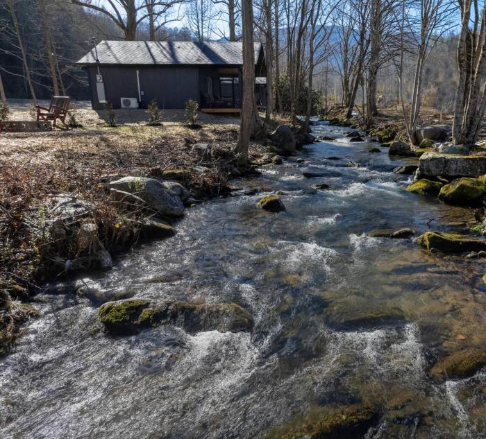 Little Gem Cabin-Pickleball Court, Creek, WIFI, Mountain Views, Starting at 79"