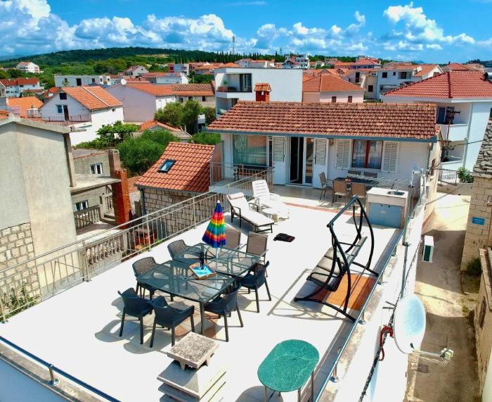 Tolles Appartement in Okrug Gornji mit Grill, Terrasse und Garten und Panoramablick