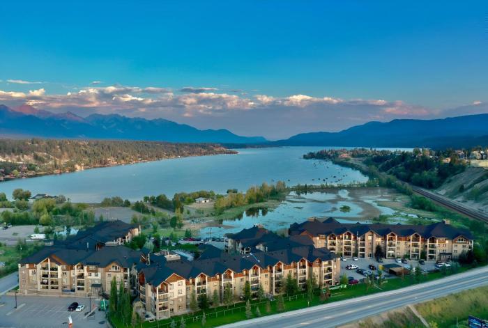Mountain getaway condo - 5 min walk to the beach!