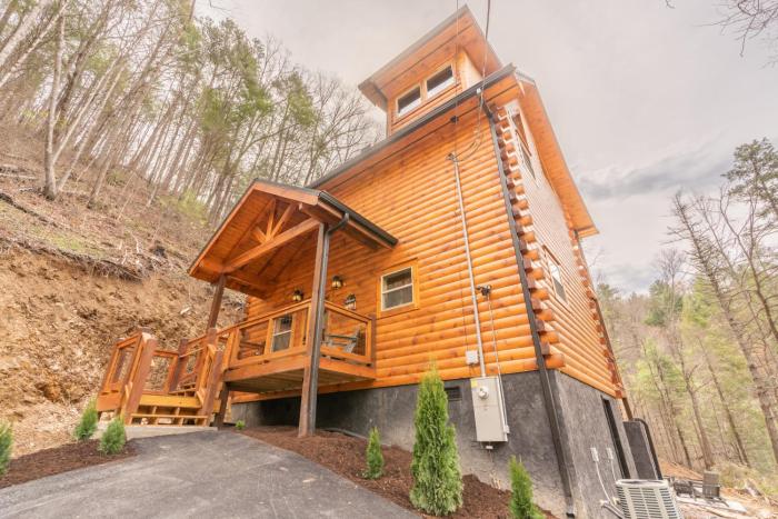 Brand New Cabin Close to Dollywood Hot Tub Fire Place