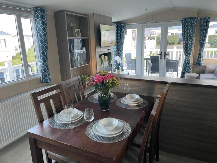 Luxury Romantic 2 Bedroom Caravan Trecco Bay