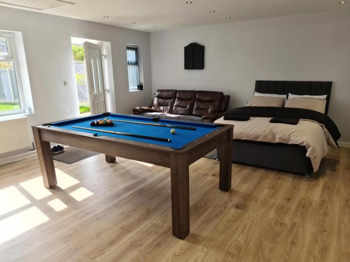 Detached Flat in Leeds, Free WIFI and parking, Pool table, 75 inch tv, Netflix