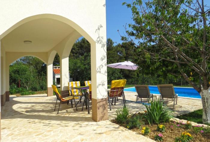 Entfliehen Sie dem Alltag geräumige Wohnung mit Terrasse und eigenem Pool in ruhiger Umgebung in der Nähe von Split