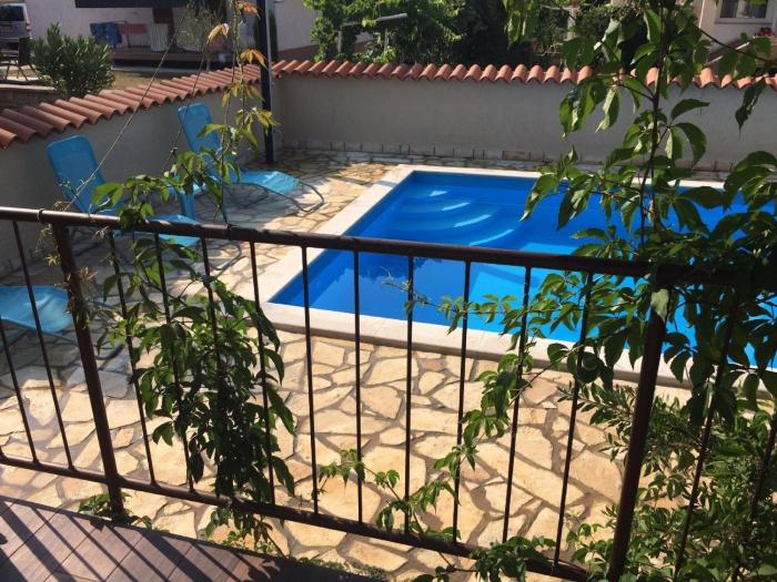 Appartement mit überdachter Terrasse mit Meerblick