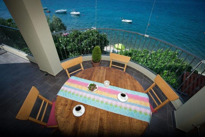 Große Ferienwohnung mit Balkon und fantastischem Meerblick, direkt am Strand