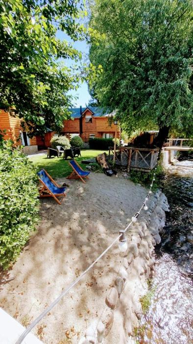 cabaña junto al arroyo