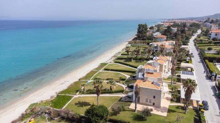Villa Alpha - Beachfront, Steps from Agistri, Da Noi and Blue Carpet