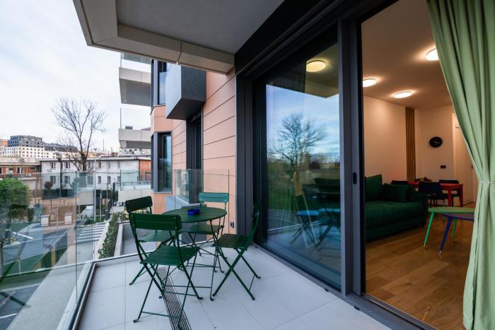 City Center - Sunrise Apartment with Parking