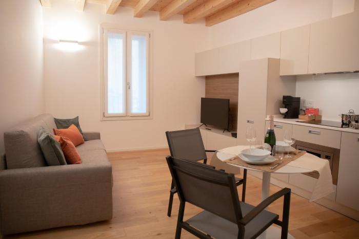 Stylish Grey Apartment - 5 minutes from the lake