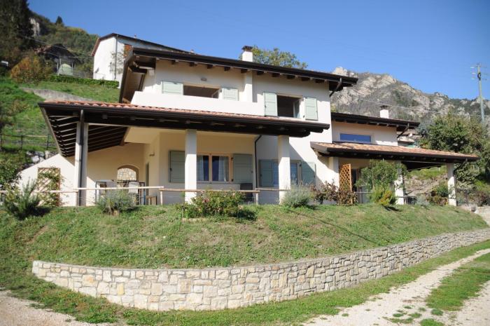 Villetta 56 Blu Yellow and Red Lake view Garden Private Parking by Garda Domus Mea