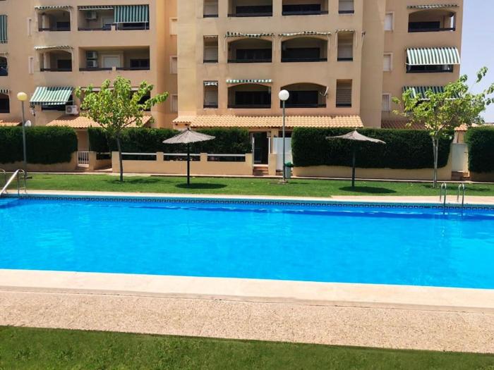 3 bed ground first floor apartment. Close to beach