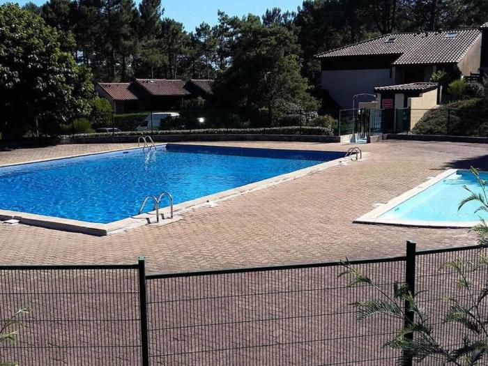 Maison dété familiale, piscine dans la résidence