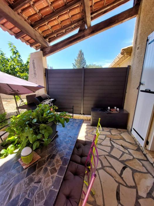 Maison de charme à Autignac avec vue sur jardin et montagne