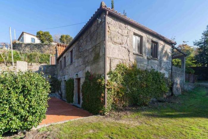 Refúgio de pedra remoto em Espadanedo