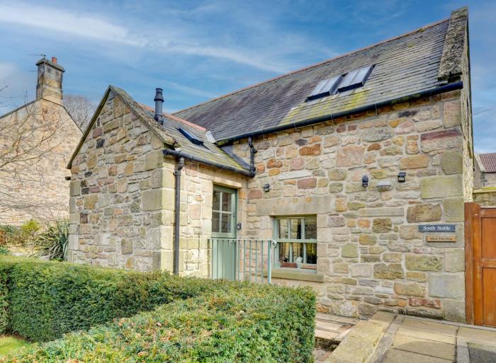 South Stable Cosy Stone Retreat with Parking
