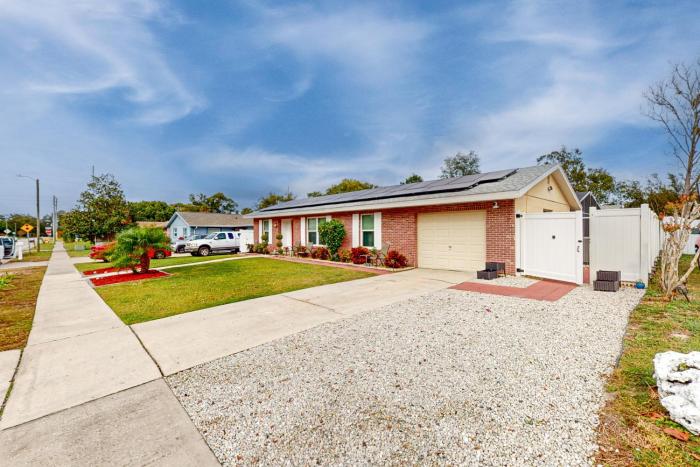 Pool Access! Dog-Friendly Retreat 16 Mi to Orlando