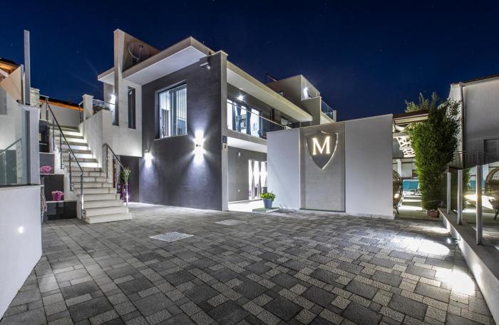 Luxury Villa M