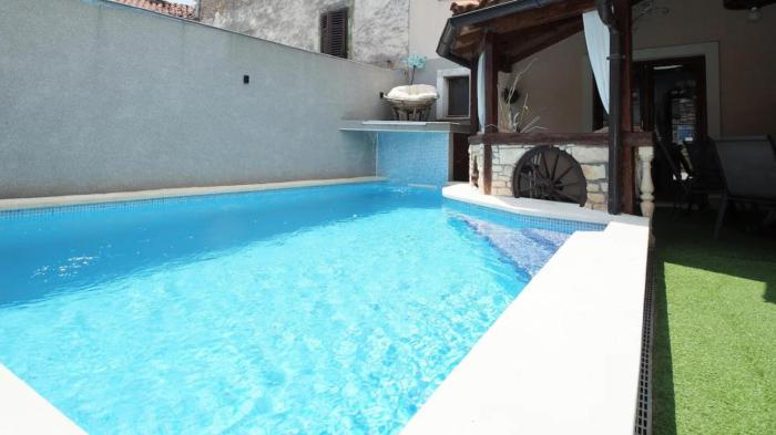 Holiday House with Pool Bonita