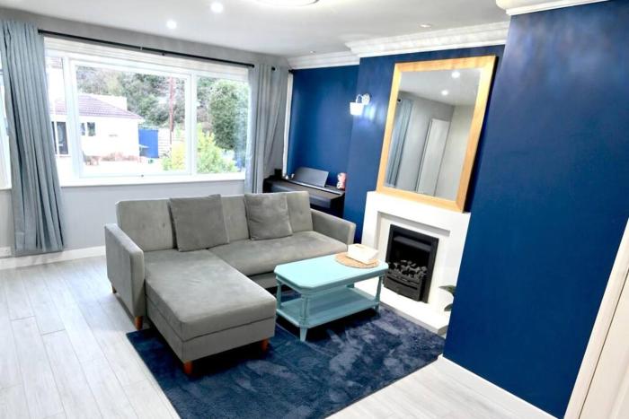 Stylish home in Warwick with parking & EV charger