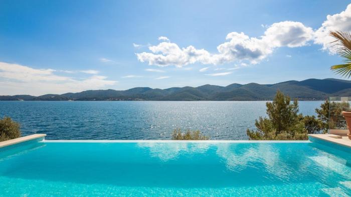 Villa Maris, 10m from beach, infinity pool