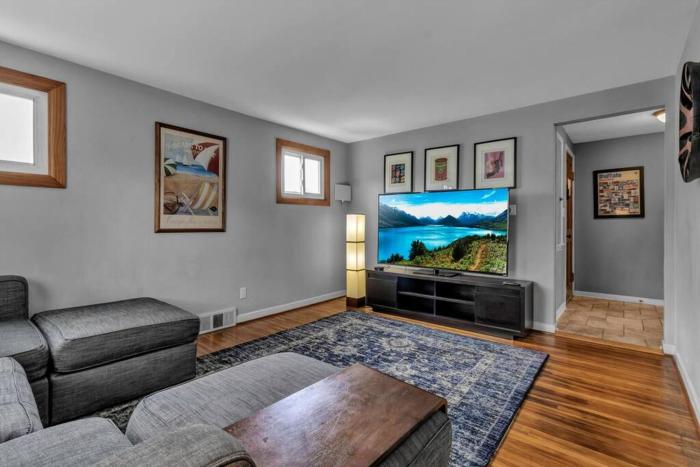 Gorgeous 2 Queen Bedroom Apartment in North Buffalo with 70 inch TV