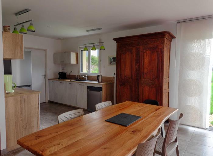 Le Logis dEmeric avec paisible jardin Clos&Arboré