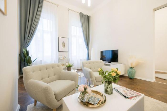 Modern and Stylish 2-Bedroom in the City Center