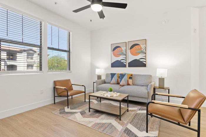 CozySuites Glendale by the stadium with pool 13