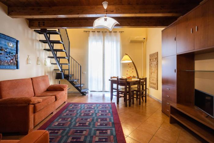 Hola House Kalsa Central