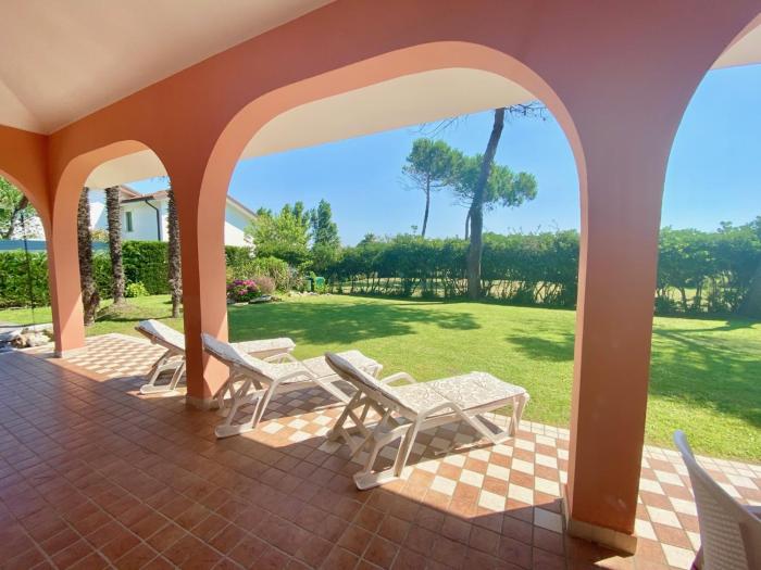 Garden retreat by the sea on Albarella