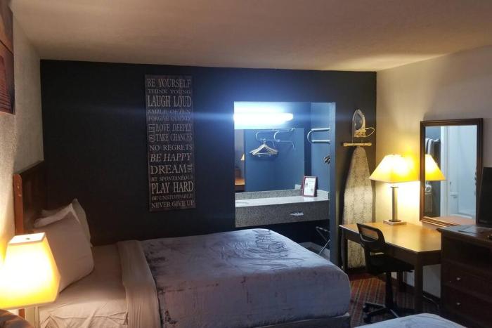 OSU Queen Bed Hotel Room 117 Wi-Fi