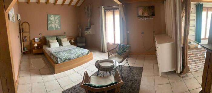 chambre salon indépendant, salle de bain wc privés, jardin privé, piscine partagée près dun lac