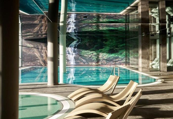 Miło Mi w górach - budynek główny hotelu z basenami i saunami - parking GRATIS