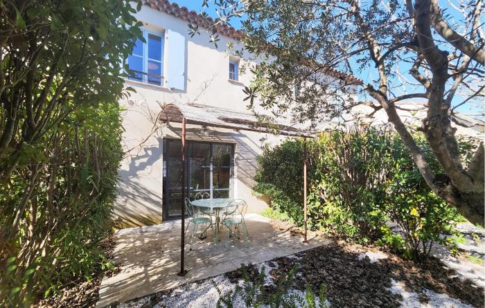 Cozy Home In Saint-Laurent-De-La-Ca With Wifi