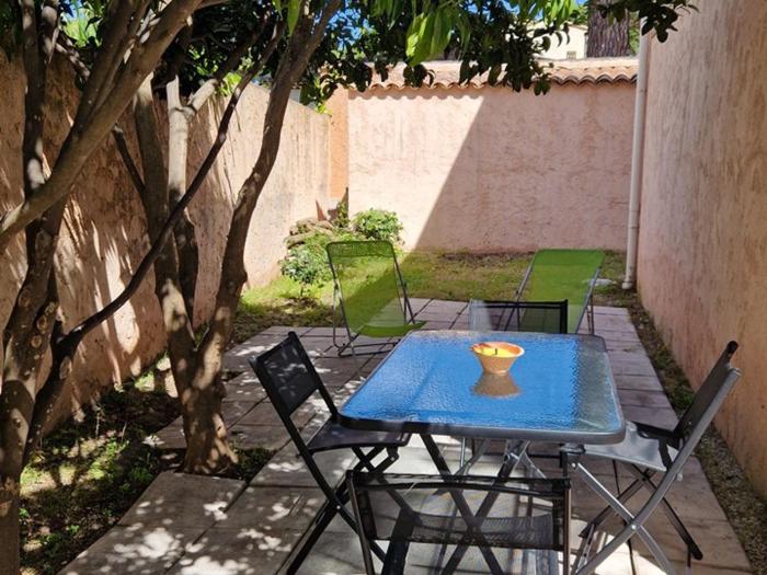Appartement Hyères : 2 pièces, jardin privé, proche plage et port, WIFI, parking - FR-1-335-161