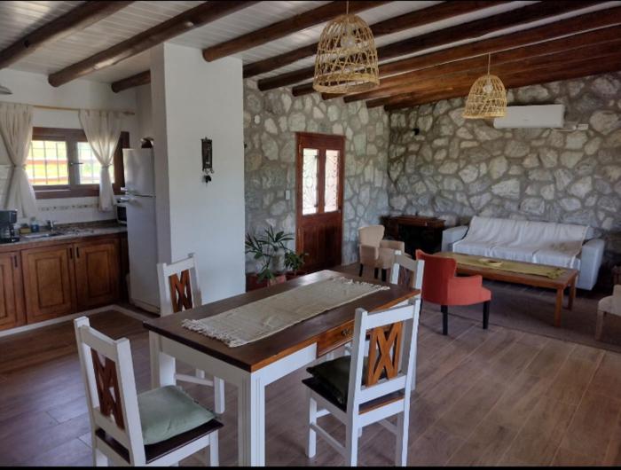 Cabaña de piedra Los Crespines