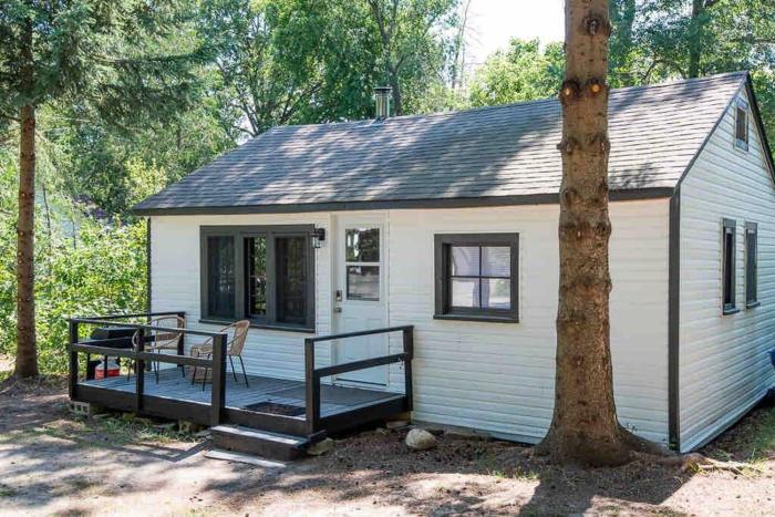 “The Hydrus” cozy 2 bedroom cottage