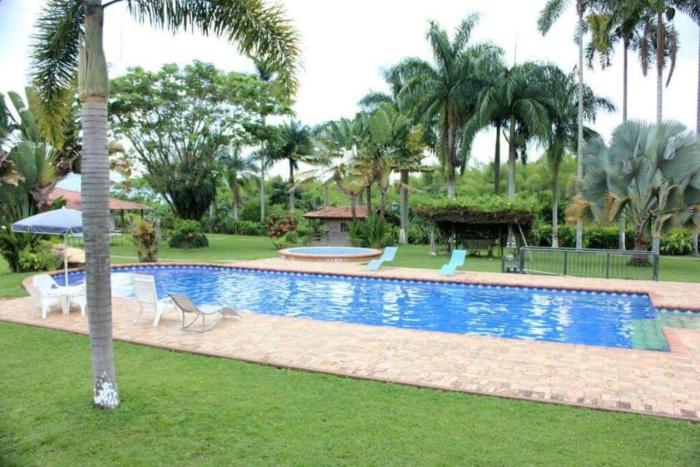 Villa campestre en el Quindío con piscina, bbq, zonas verdes cerca al Parque del Café