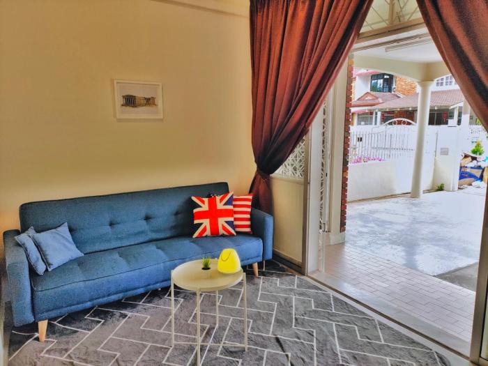 Queensbay Mall, Up to 5 Pax, 2 Bedrooms, 1 Bathroom, 1 Car Park by Star Home