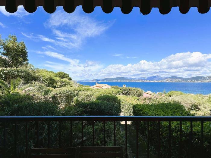 LA BAIE Studio cabine climatisé, vue mer, pour 4 personnes avec piscine sur la presquîle de Giens à Hyères