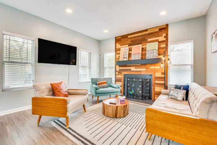 Sleek + Spacious Home ~ 6 Mi to Downtown Atlanta!