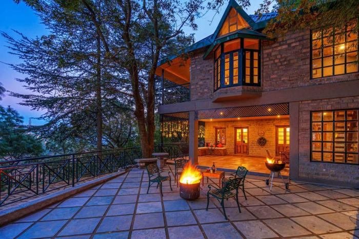 StayVista at Paris Villa with Pvt Outdoor Heated Pool in Kasauli