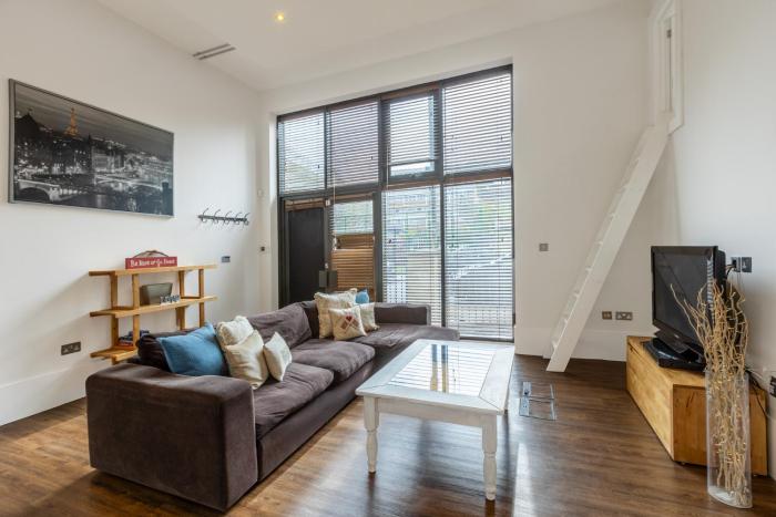 Gorgeous loft style 3BR apt, Battersea