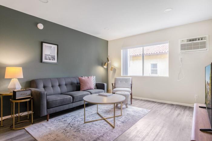 Hollywood 1BR w pool nr Griffith Park trails LAX-117