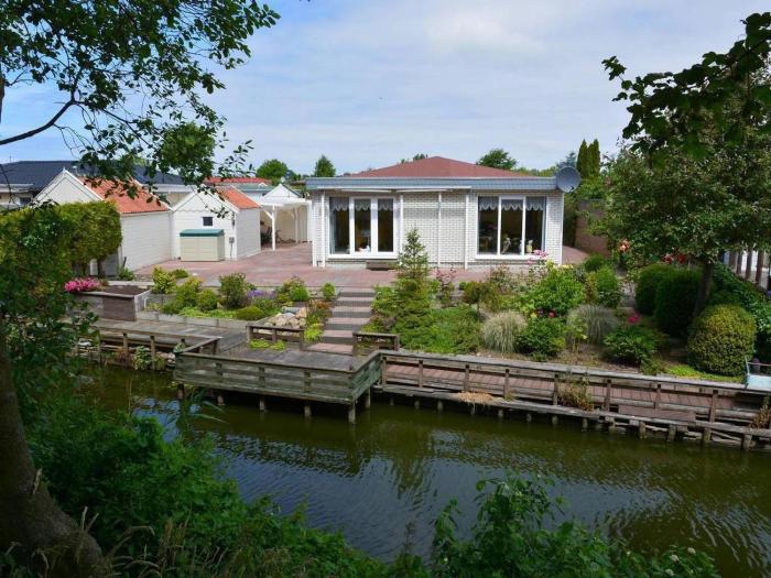 Bungalow in Makkum near Lake Beach