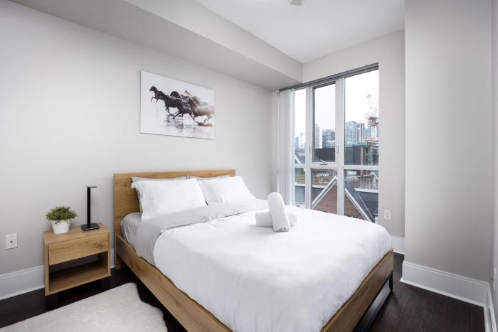 DWTN Condo Near CN Tower!