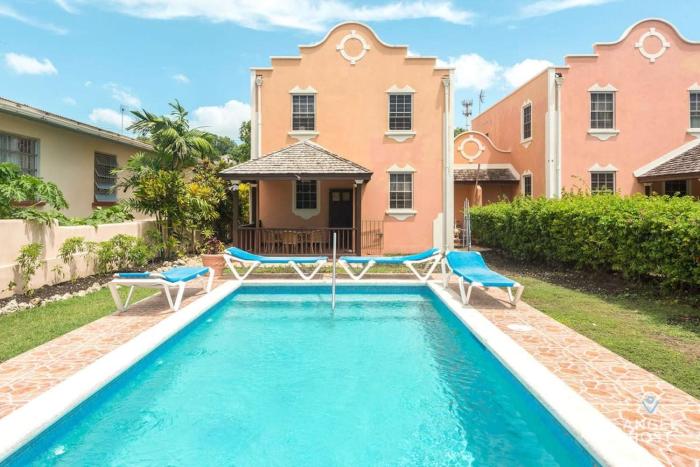 2-Story Townhome with Private Pool, Ideal for Group!