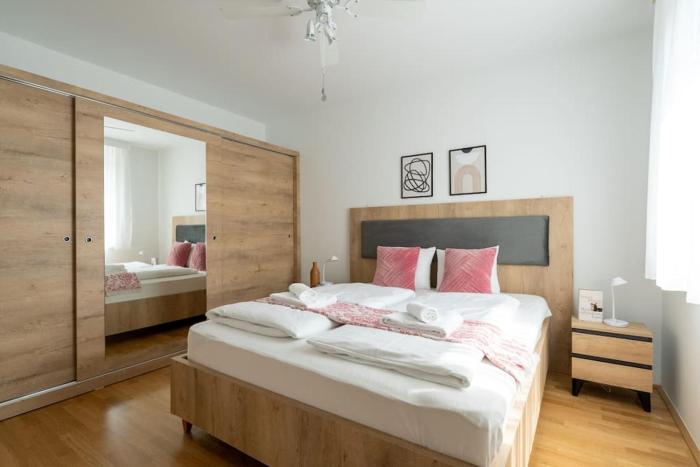 Elegant 1BR Flat with Balcony by HM