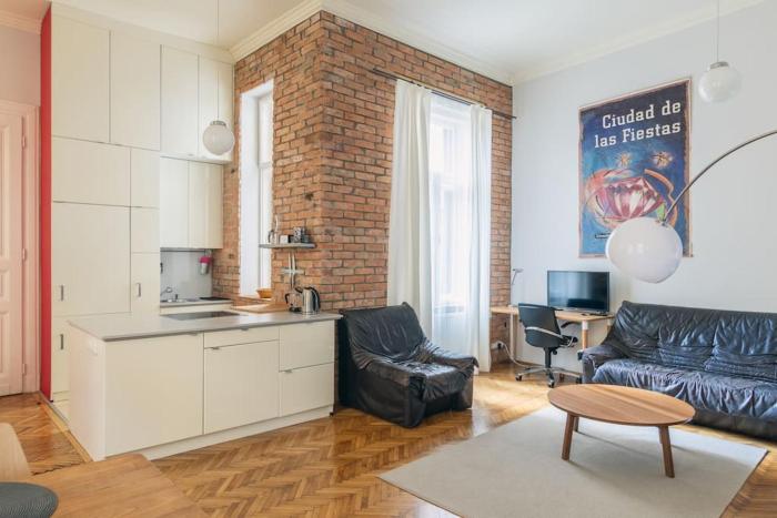 Stylish,Large & Bright Loft in City Center by NW