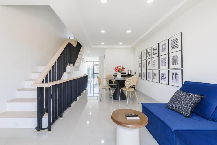 Advanced townhouses can accommodate 14 people, with high-speed Wi Fi and parking on Netflix